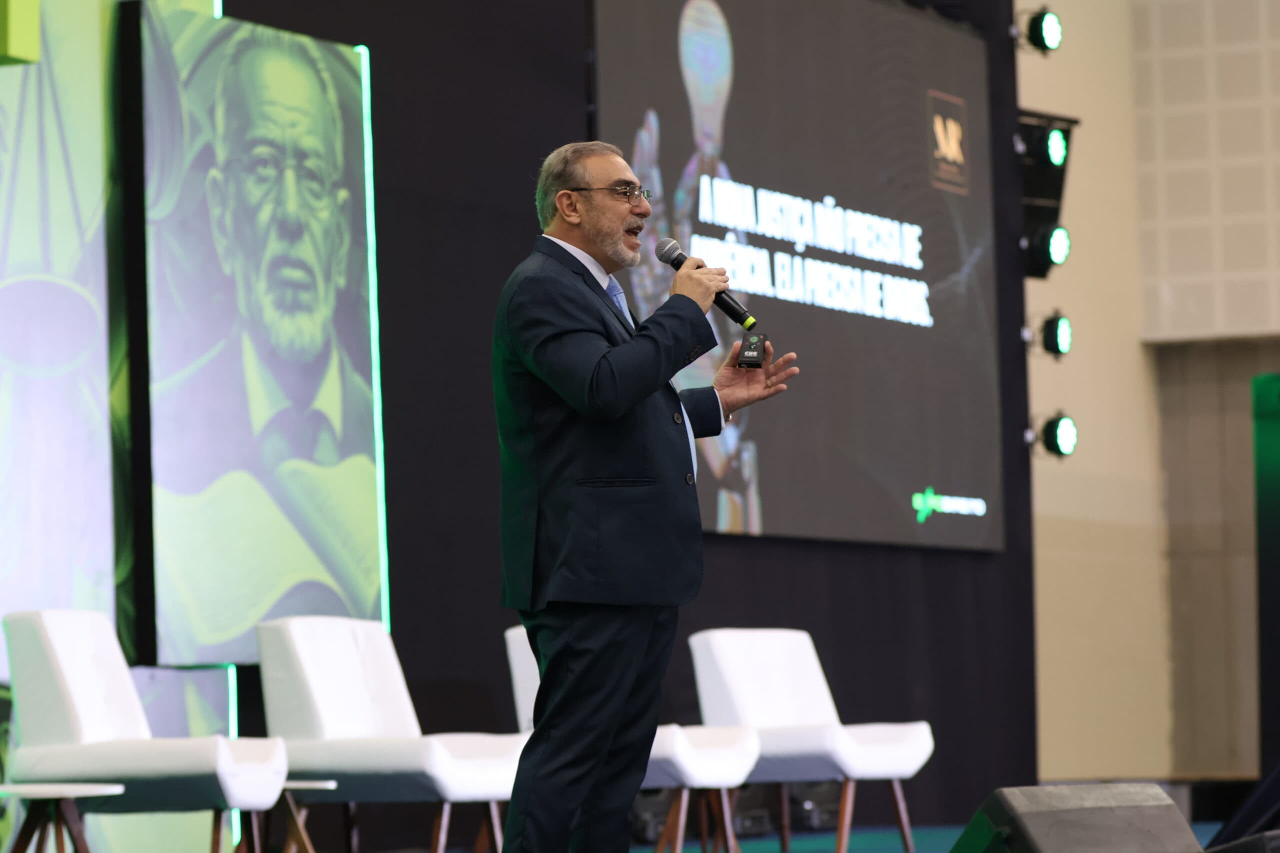 Registro de evento jurídico com participação do Dr. Moisés Rosa